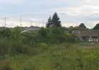 2006 08 13 0371  Pohled přes bývalý železniční val na zvon na levé straně objektu.