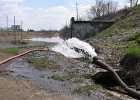 2006 04 15 0003  Zátopa 2006. Objekt zatopen spodní vodou přes studny. Čerpání vody ven z objektu.